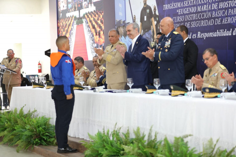 Presidente Abinader encabeza graduación y juramentación de nuevos agentes del CESAC