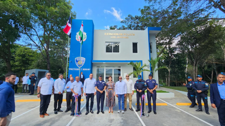 Vicepresidenta Raquel Peña inaugura estación de policía de Los Jardines