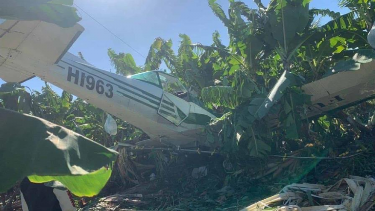 Piloto resulta ileso tras avioneta de fumigación caer en finca de Hatillo Palma en Montecristi