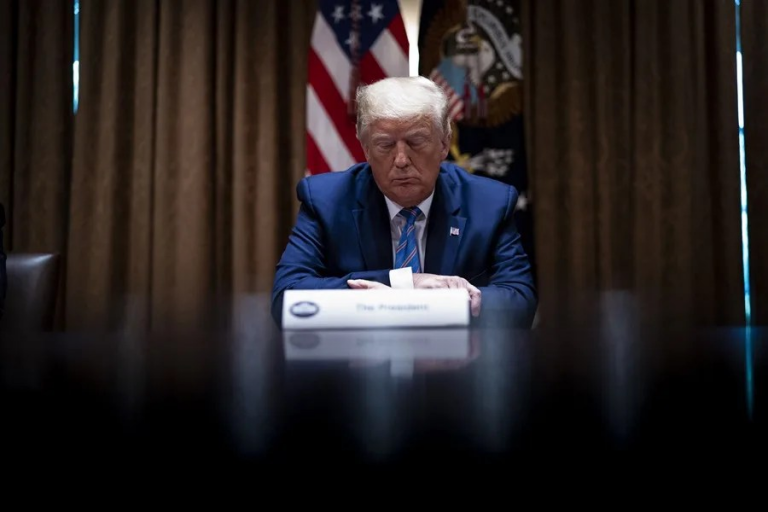 Trump dice que cierra los ojos en las reuniones con su gabinete porque son «aburridísimas»