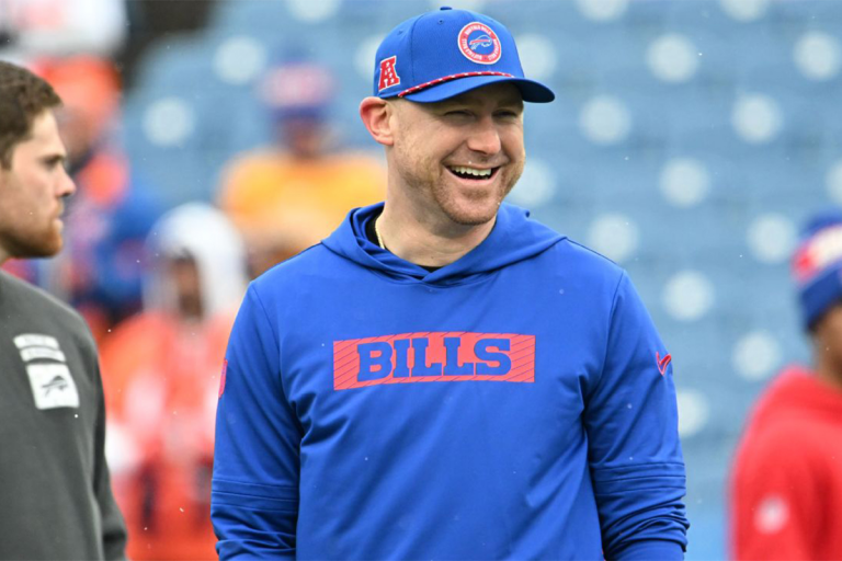 Buffalo Bills nombran a Joe Brady como su nuevo entrenador en jefe