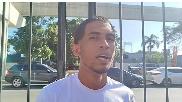 Padre se encadena exigiendo justicia por la muerte de su bebé en Conani, Santiago