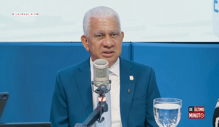 Ricardo de los Santos aspira a un nuevo mandato en la presidencia del Senado