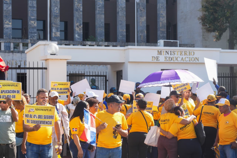 Maestros pensionados exigen nivelación salarial y fin del descuento del 4% por seguro de sobrevivencia