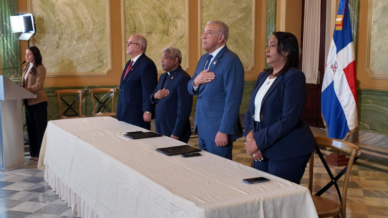 Gobierno y UCATEBA firman convenio para financiar 300 becas en la región Sur