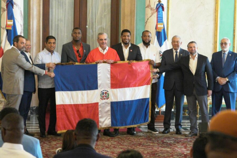 Abinader entrega la bandera dominicana a los Leones del Escogido para la Serie del Caribe 2026