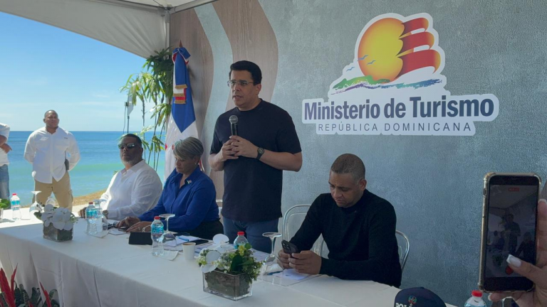 Ministro de Turismo resalta transformación del malecón de SPM y deja iniciados trabajos en playa El Faro