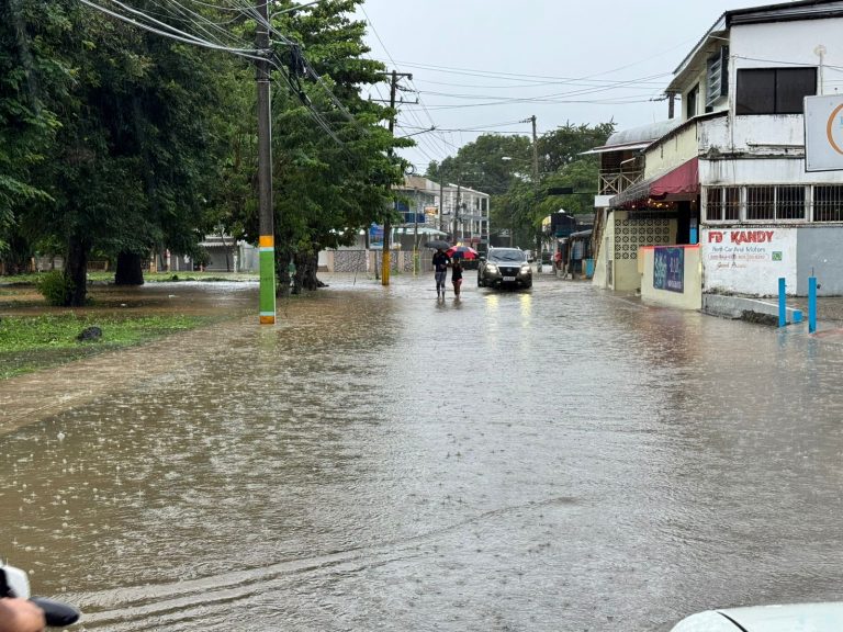 Sosúa queda bajo agua: residentes denuncian que alertas del COE no llegaron a tiempo