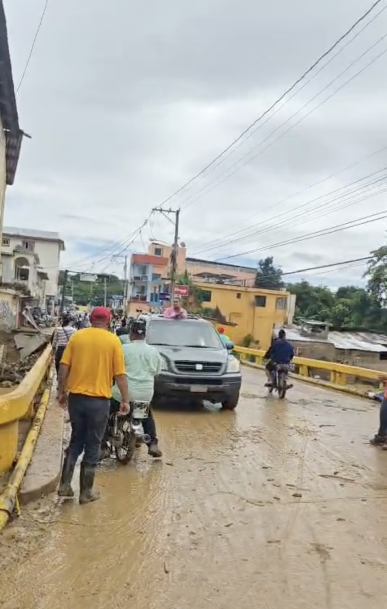 Puente entre Gaspar Hernández y Río San Juan permanece parcialmente abierto, pero con daños estructurales