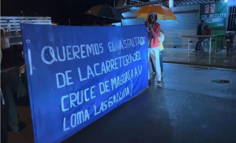 Comunitarios paralizan el tránsito en reclamo de arreglo de calle principal en Cotuí