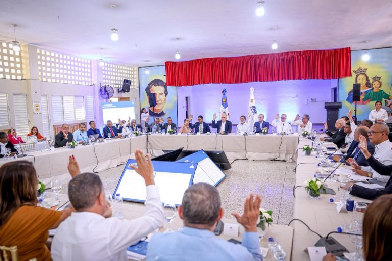 Luis Miguel De Camps formaliza la Mesa de los 5 Pilares en Santiago