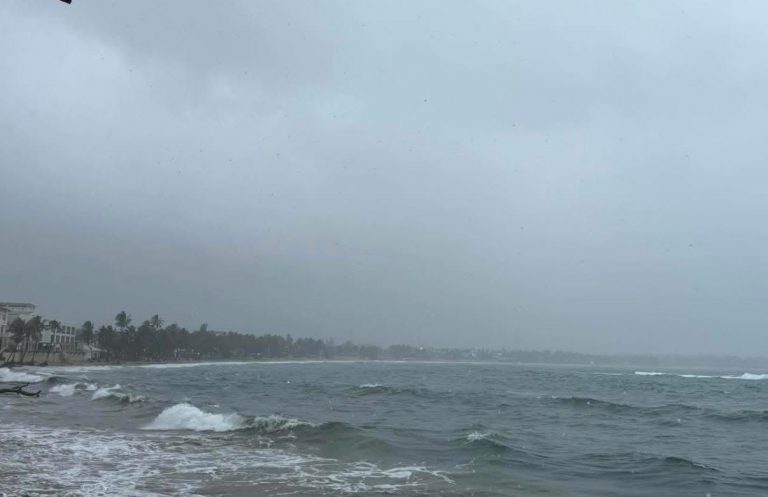Tres personas estuvieron a punto de perder la vida en Playa Cabarete por fuerte oleaje