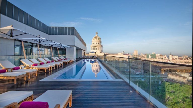 Crisis energética obliga a Cuba a cerrar hoteles y trasladar turistas en plena temporada alta