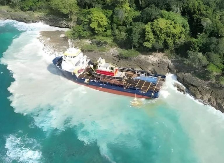 Barco carguero encalla en la entrada del puerto de Luperón