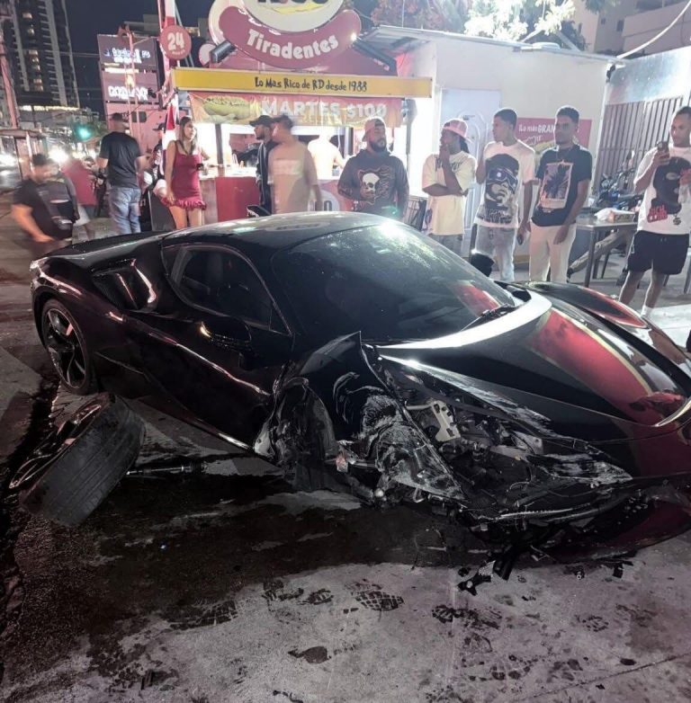El Alfa sufre accidente en su Ferrari negro tras impactar poste del tendido eléctrico