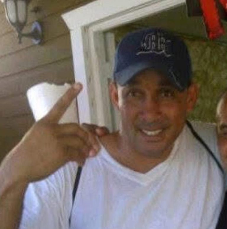 Hombre fallece de presunto infarto mientras jugaba baloncesto en polideportivo de Puerto Plata