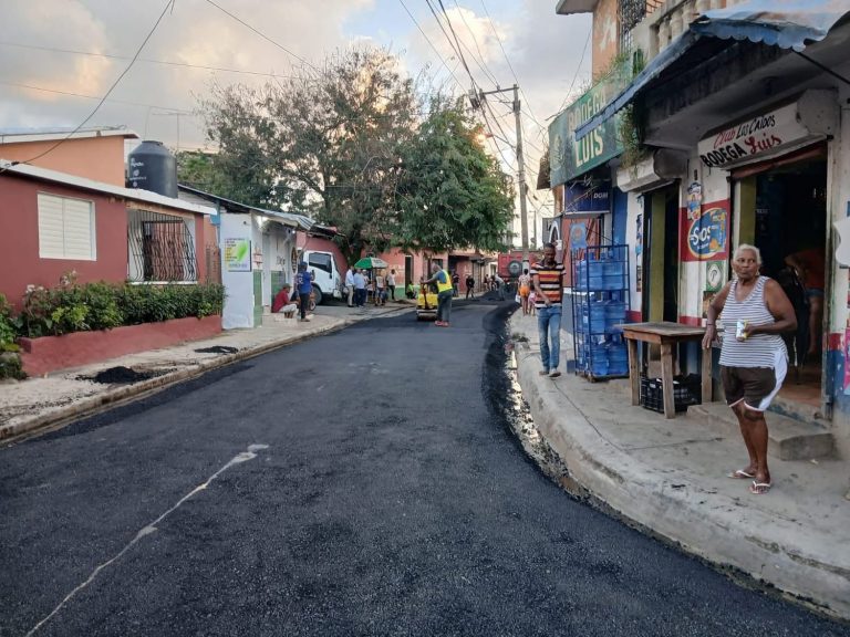 Asfaltan calles en Los Charamicos previo al desfile del 27 de Febrero en Sosúa