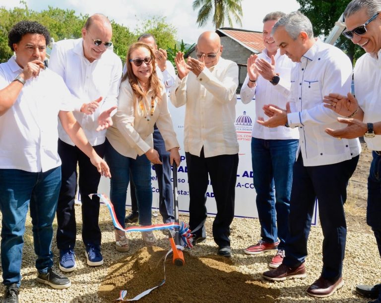 Alcalde Ulises Rodríguez participa en primer picazo de Zona Franca de Cigarros en Canca, Tamboril