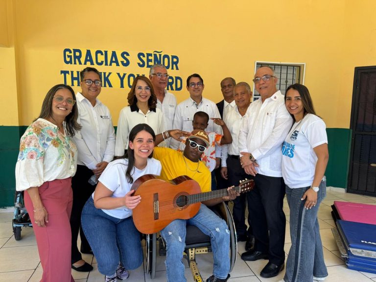 Gobernadora Claritza Rochtte acompaña Operativo Odontológico en la Fundación Mustard Seed en Sosúa