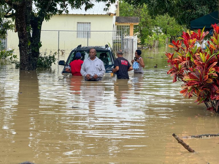 Sector Plam Village en Sosúa bajo agua tras intensas lluvias; comunidad exige solución urgente