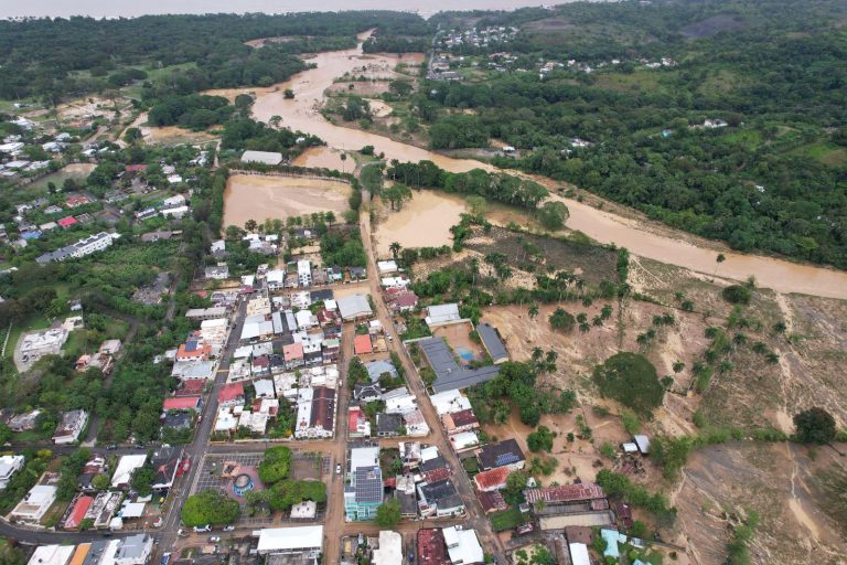 Más de 1,000 viviendas inundadas en Sabaneta de Yásica: autoridades supervisan daños en terreno