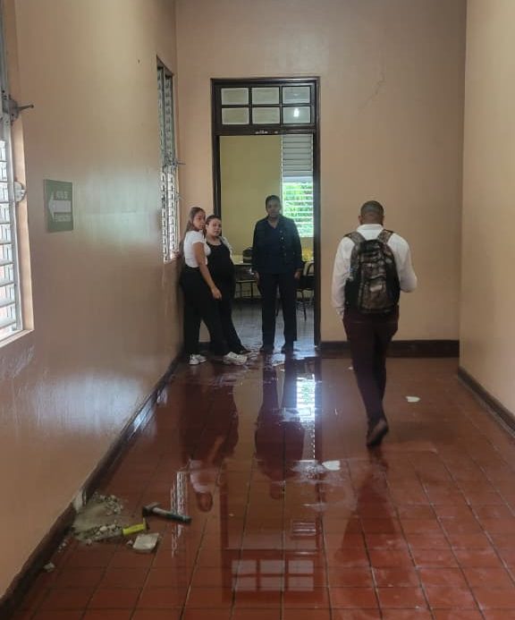 Persisten suspensiones de clases en la UASD Santiago por filtraciones e inundaciones