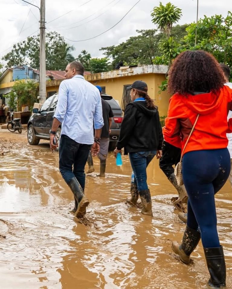 Senador de Espaillat visita Gaspar Hernández y gestiona ayuda urgente tras daños por lluvias