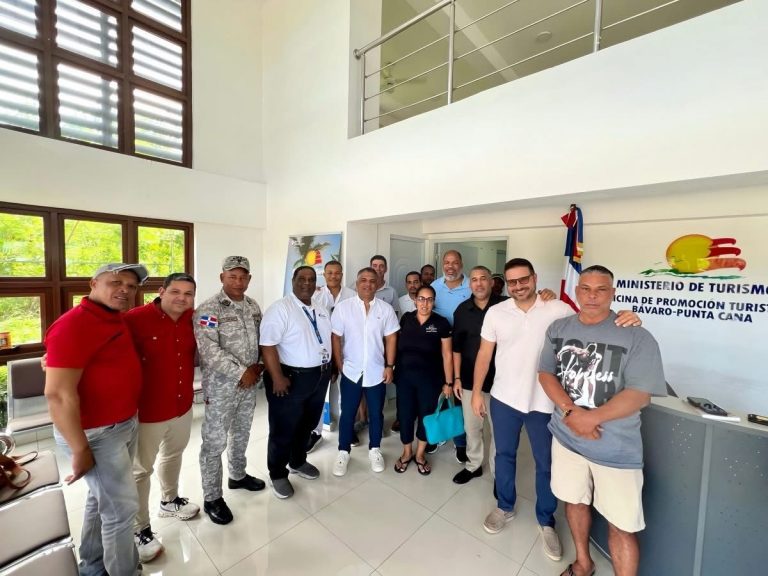 Revisan regulación del parasailing en Puerto Plata para reforzar seguridad y control de la actividad