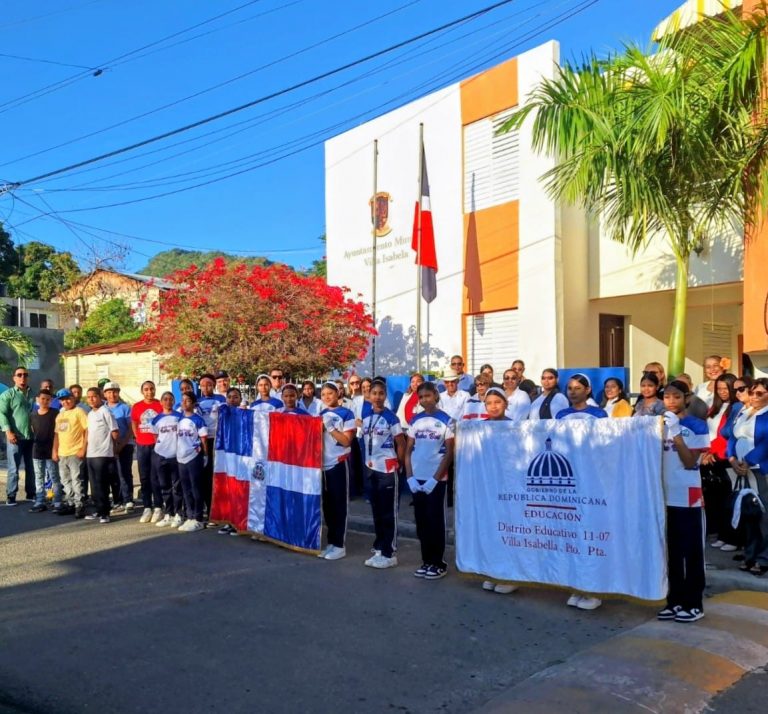 Realizan parada cívica con izada de la Bandera Nacional en Ayuntamiento Municipal de Villa Isabela