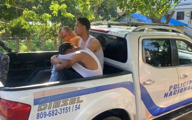 Intervención policial evita linchamiento de tres presuntos delincuentes en Imbert