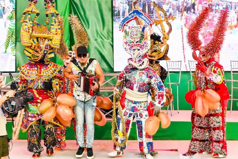 Carnaval de Santiago: Un domingo repleto de música y lechón en su cultural cierre