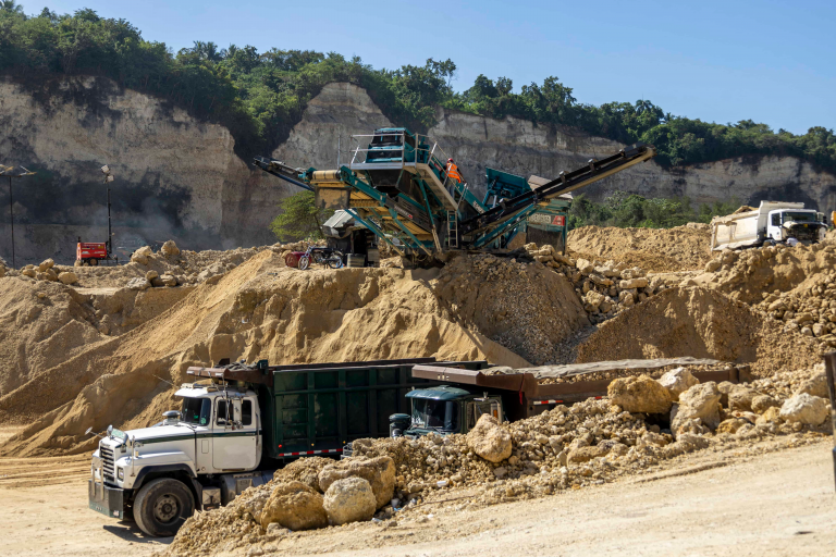Así operan las minas de agregados en Nigua: supervisión, permisos y el día a día de los trabajadores