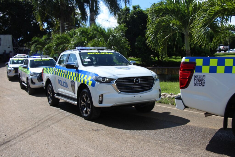 Camión de guineos y camioneta policial colisionan en Imbert; no hay víctimas