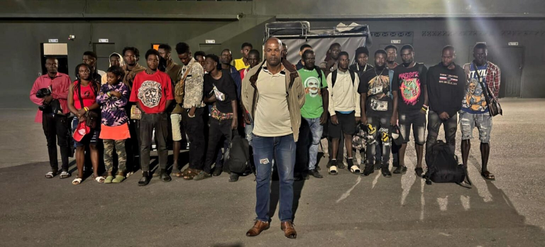 Ejército detiene camioneta con 26 haitianos indocumentados durante operativo en Constanza
