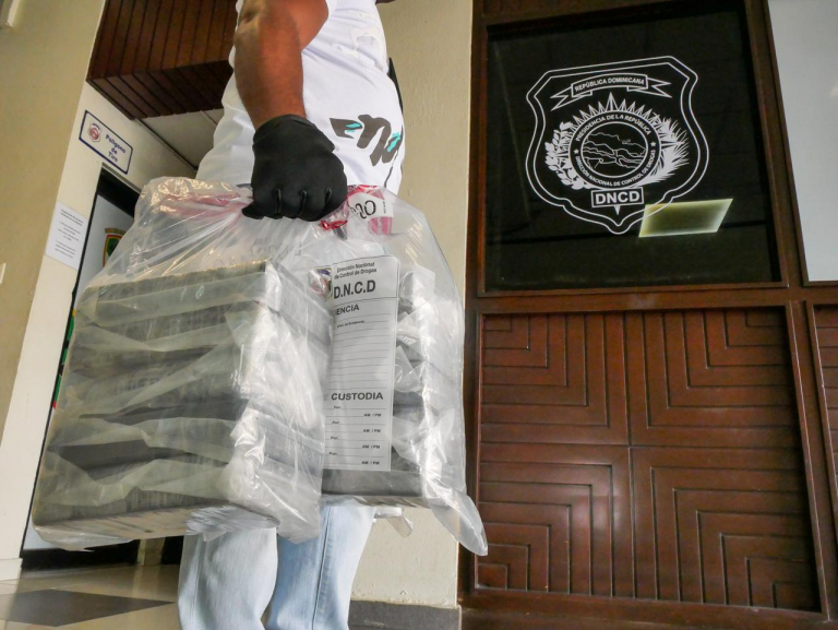 DNCD ocupa 75 paquetes de presunta cocaína en operativo en Renacimiento; hay dos detenidos