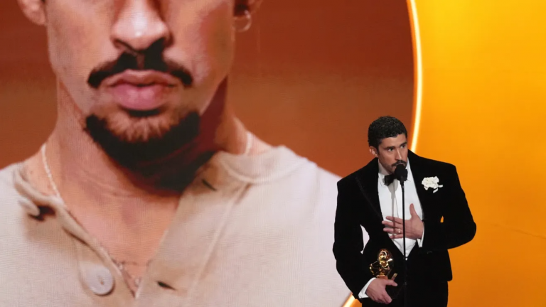 “ICE, fuera”: Bad Bunny recibe ovación durante su discurso de agradecimiento en los Grammy 2026