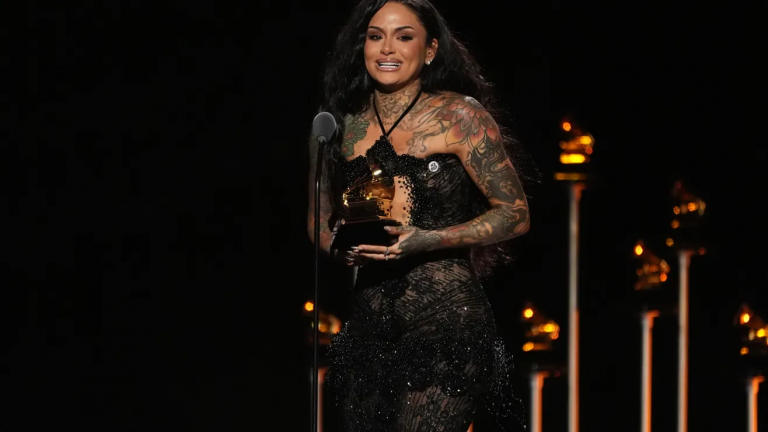 Artistas se pronuncian en contra de ICE y a favor de los migrantes en los Grammy 2026