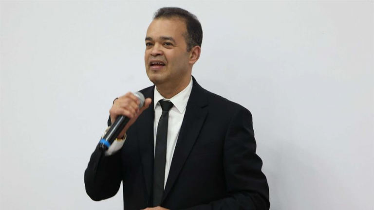 Mánager de Alex Bueno cuestiona su exclusión en el Soberano "pese a ser nominado a los Latin Grammy"