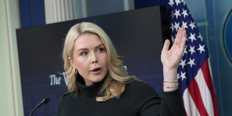 Casa Blanca cuestiona a Bad Bunny y otras celebridades por críticas a agentes federales