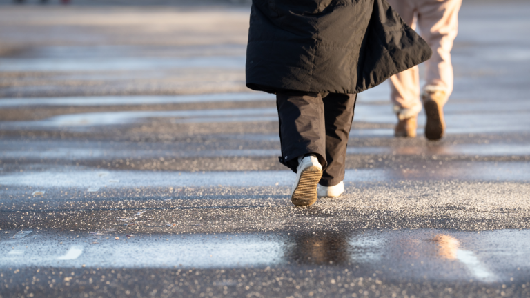 Hielo negro amenaza calles de NYC tras tormentas de nieve y nuevo descenso de temperaturas