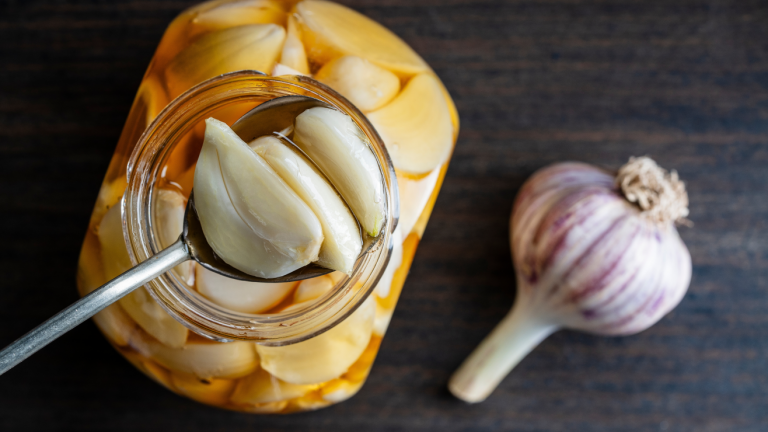 Ajo listo todo el año: 2 técnicas infalibles para ahorrar tiempo en la cocina