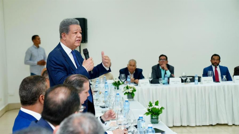 Leonel Fernández se reúne con industriales y comerciantes en Santiago