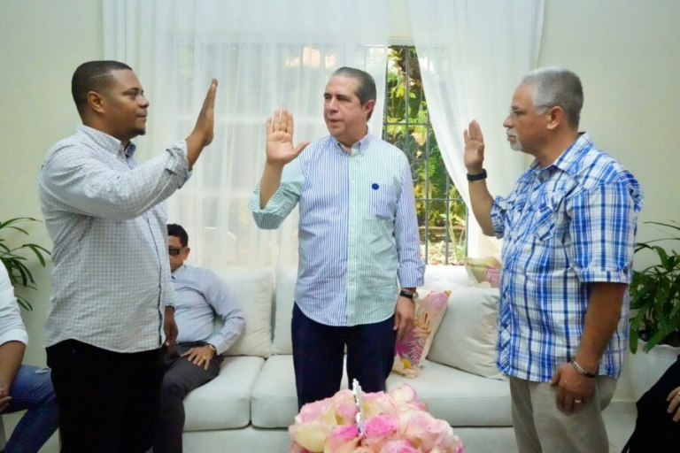 Juramentan a dirigentes de la Fuerza del Pueblo que regresan al PLD en Puerto Plata