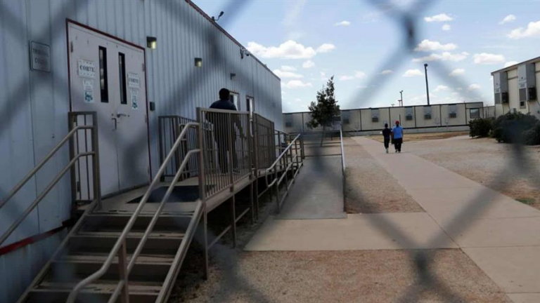 Familias migrantes denuncian encierro insalubre en Texas mientras piden asilo