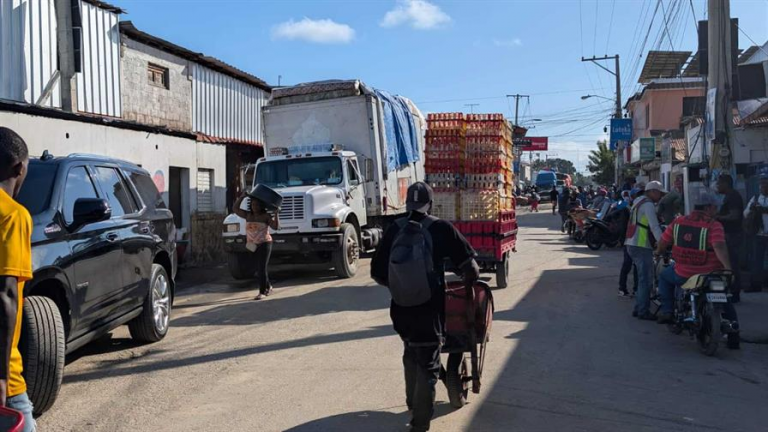 Autoridades y camioneros haitianos logran acuerdo tras tensión en la frontera de Dajabón
