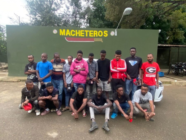 Ejército intercepta 26 haitianos indocumentados en dos vehículos en Valverde