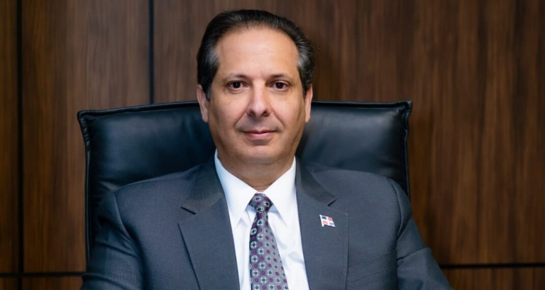 Ministro de Salud niega brote de VIH en el país y afirma que indicadores están “mejor que nunca”