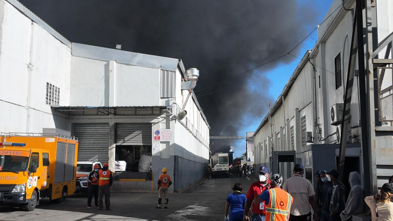 Confirman no hubo víctimas en incendio de fábrica; más de 85 bomberos trabajan en su extinción