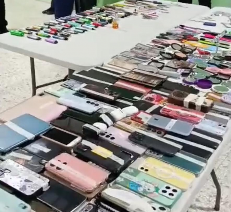 Ocupan en politécnico Ñico Lora de Navarrete armas blancas, vapers y celulares incautados