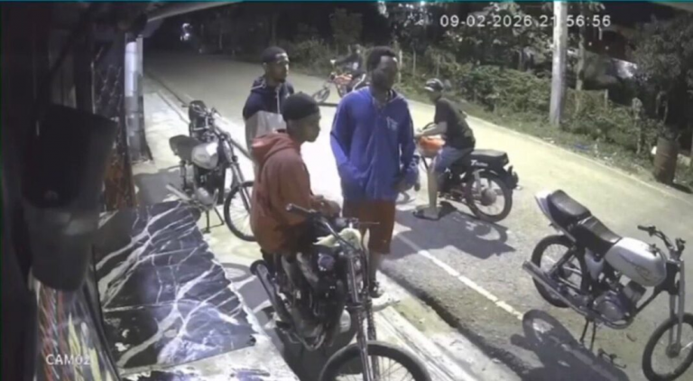 A punta de pistola: banda asalta a 15 personas en colmado en San Cristóbal